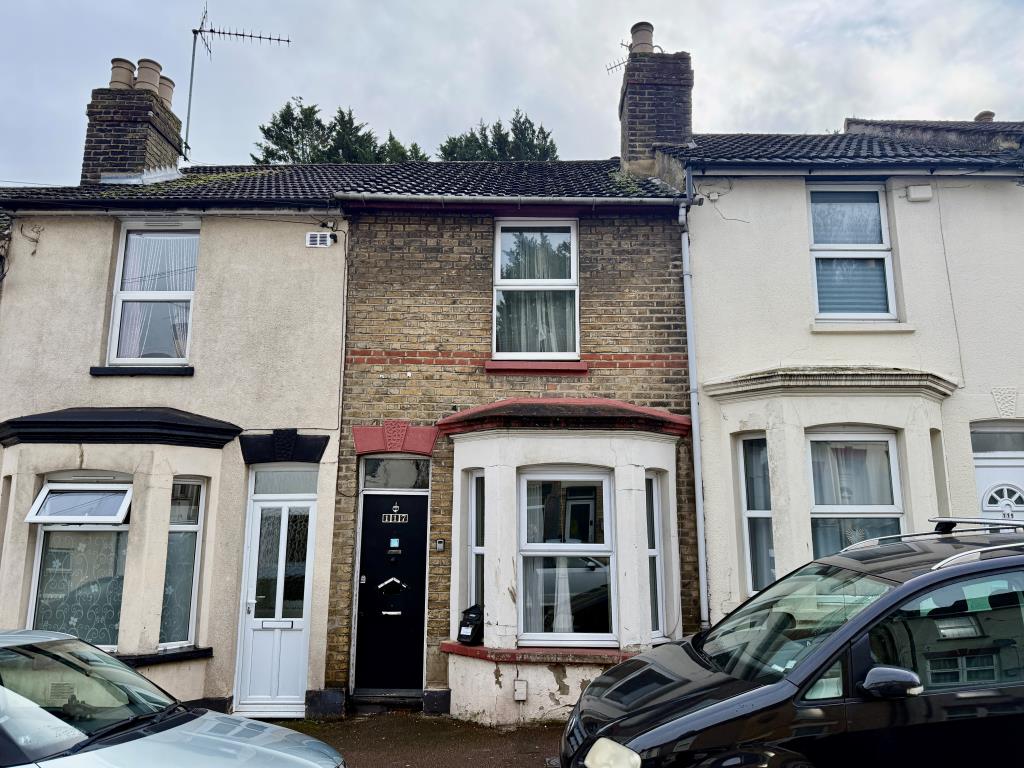 Lot: 162 - MID-TERRACE HOUSE FOR IMPROVEMENT - Bay fronted mid-terrace house